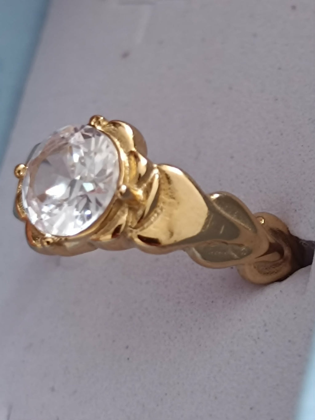 Bague Dorée Effet Tressé avec Cabochon en Verre – Réglable