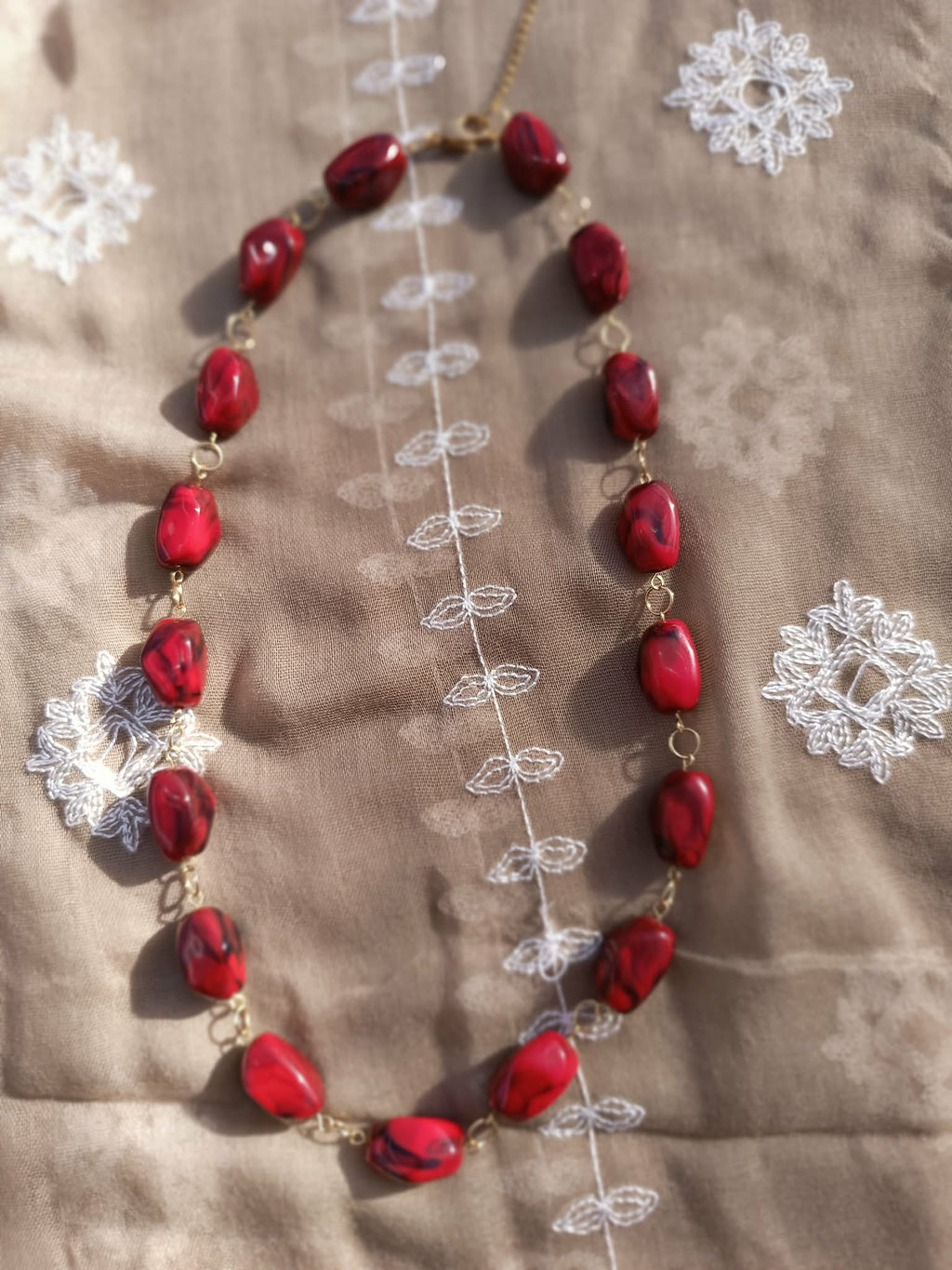 Collier Pierre Rouge Lisse - Bijou artisanal élégant
