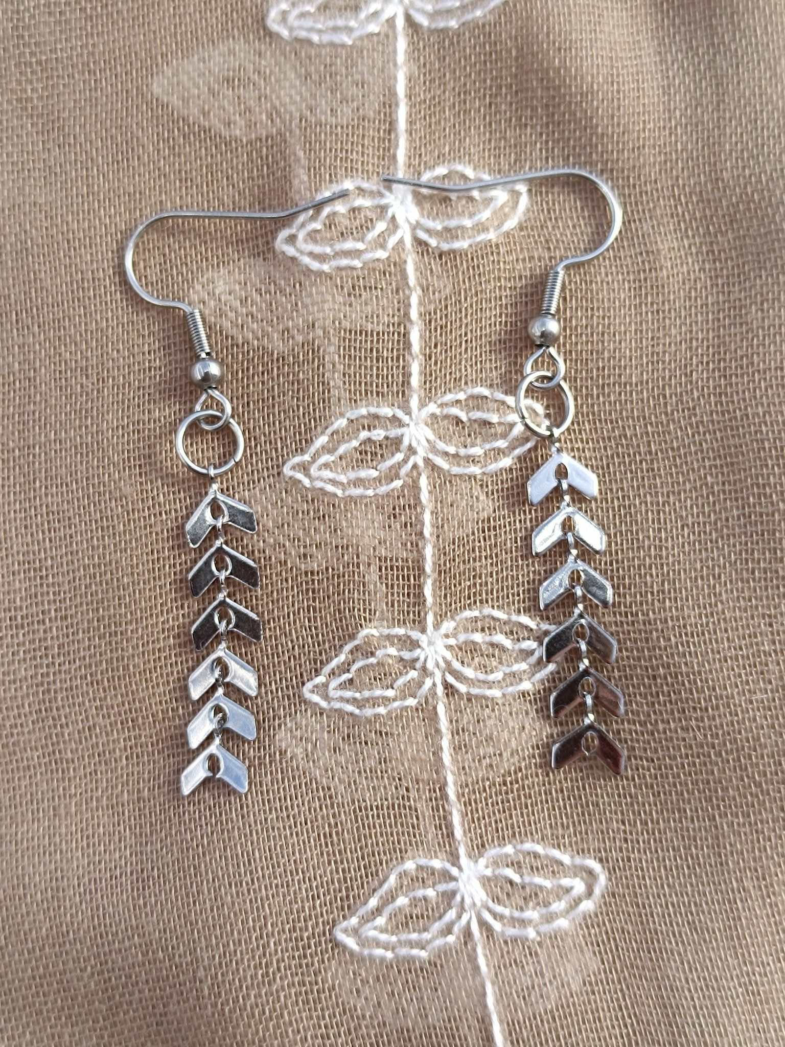 Boucles d'Oreilles Feuille Argentée 5 cm – Bijou Pendante Élégant