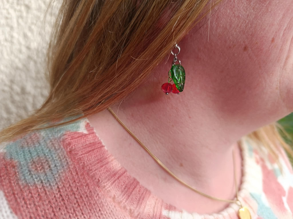 Boucles d'oreilles Cerise - Perles Rouges et Feuille Verte