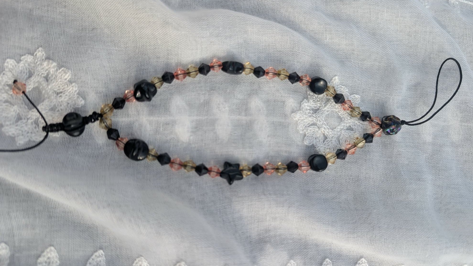 Bracelet Dragonne Noir & Rose – Téléphone & Sac | Bijou Artisanal