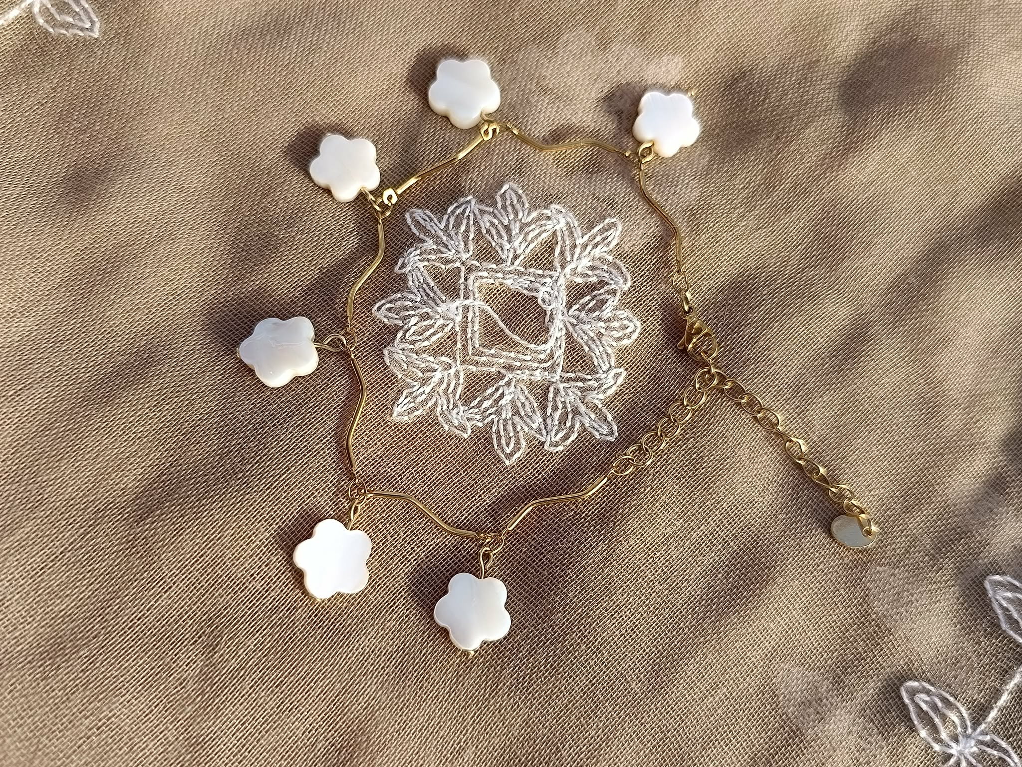 Bracelet avec Breloque Fleur Nacre Doré – 17 cm + 6 cm de chaînette d'extension