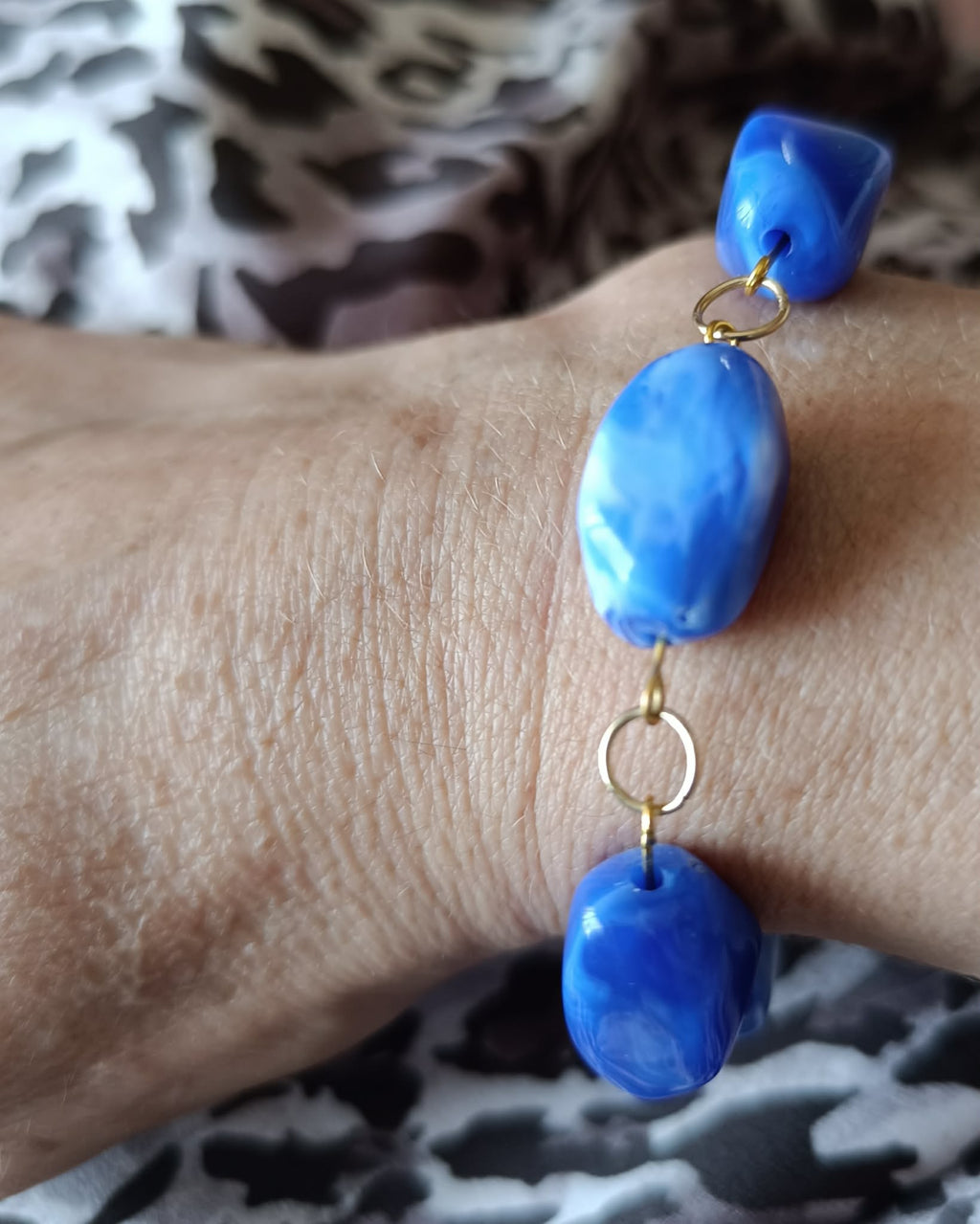 Bracelet Perles Irrégulières Effet Marbre Bleu – 20 cm + 4 cm d'extension