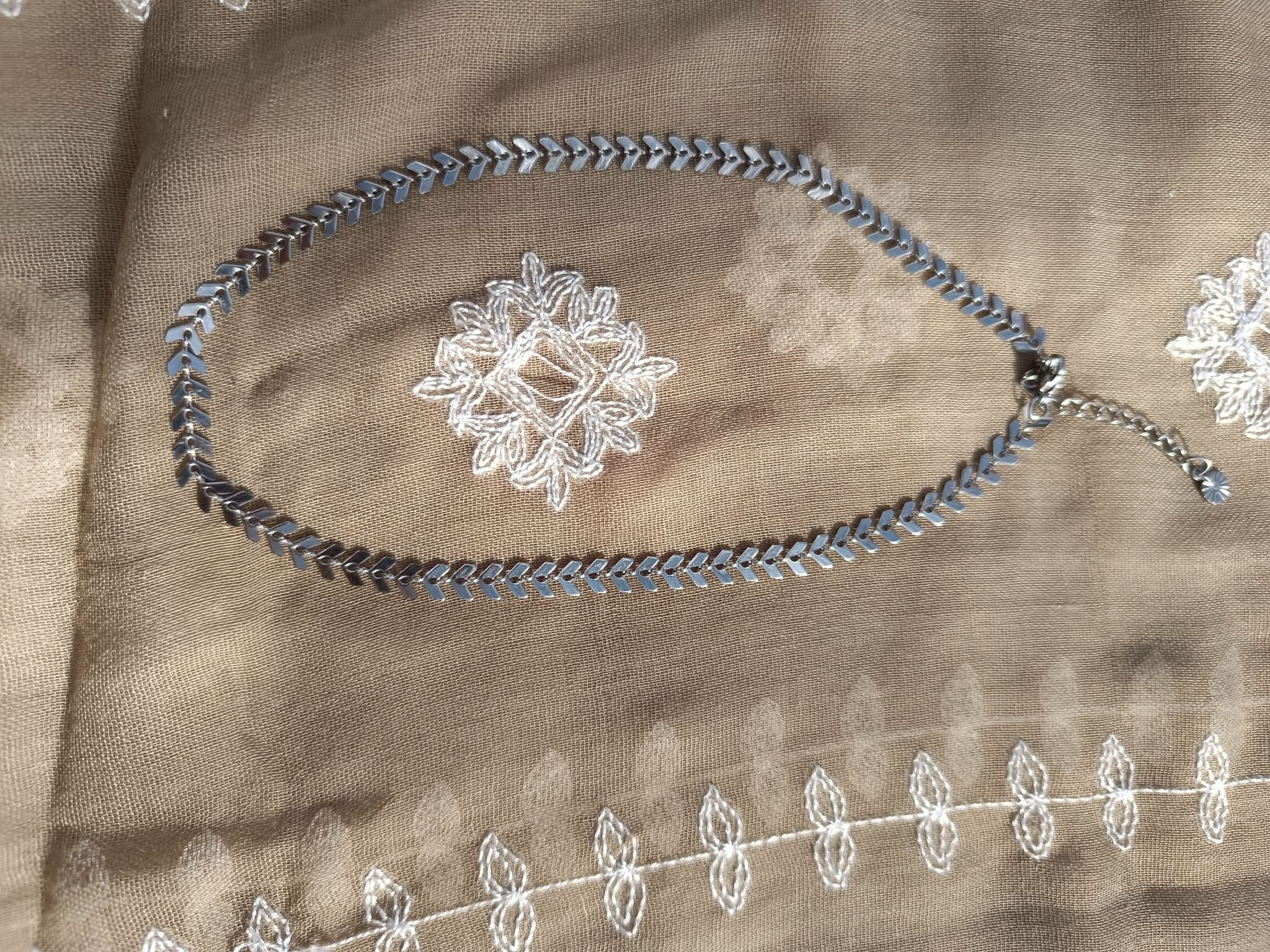 Collier Feuille Argenté – Bijou Délicat en Acier Inoxydable