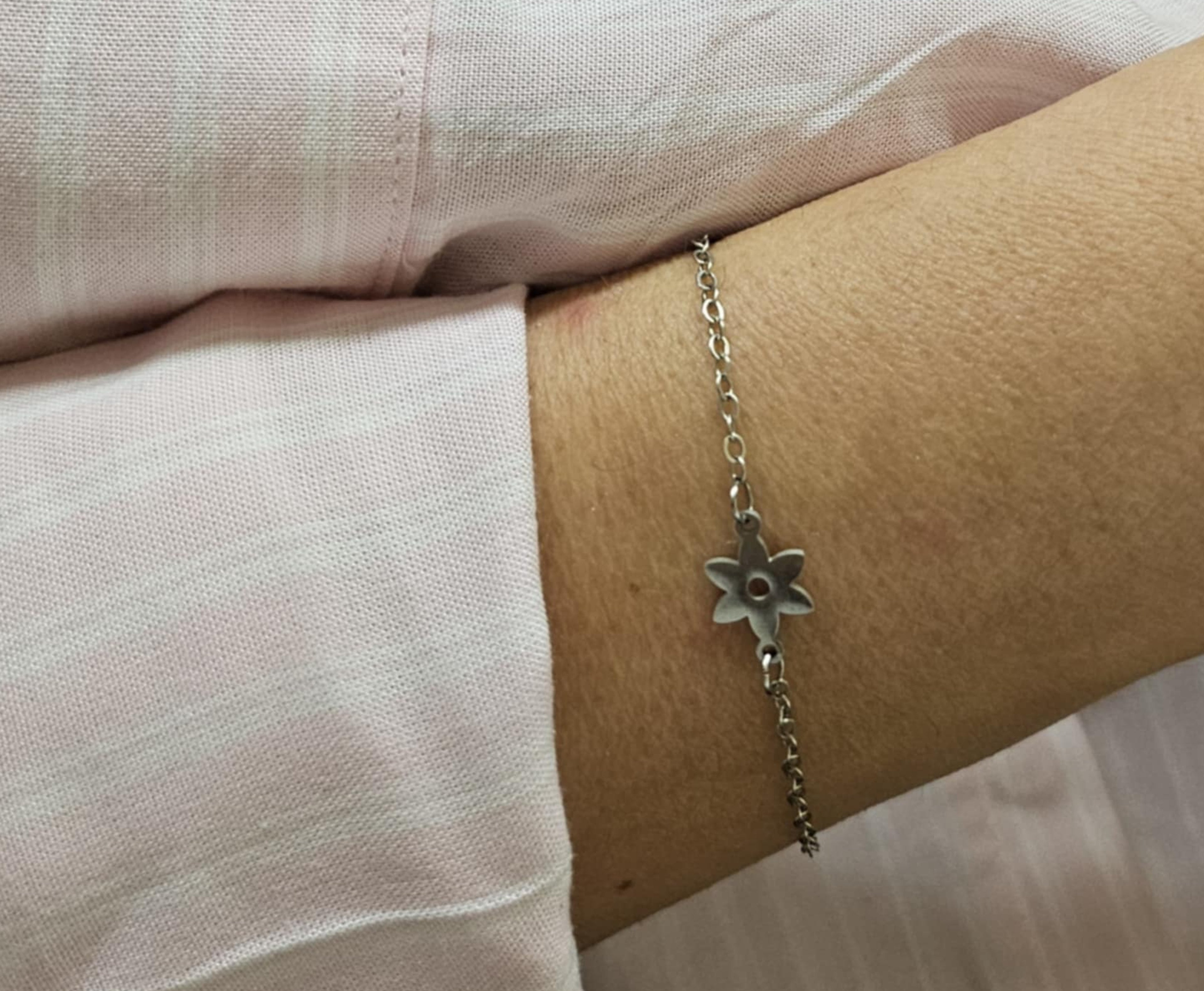 Bracelet fleur argenté délicat - Pièce unique minimaliste