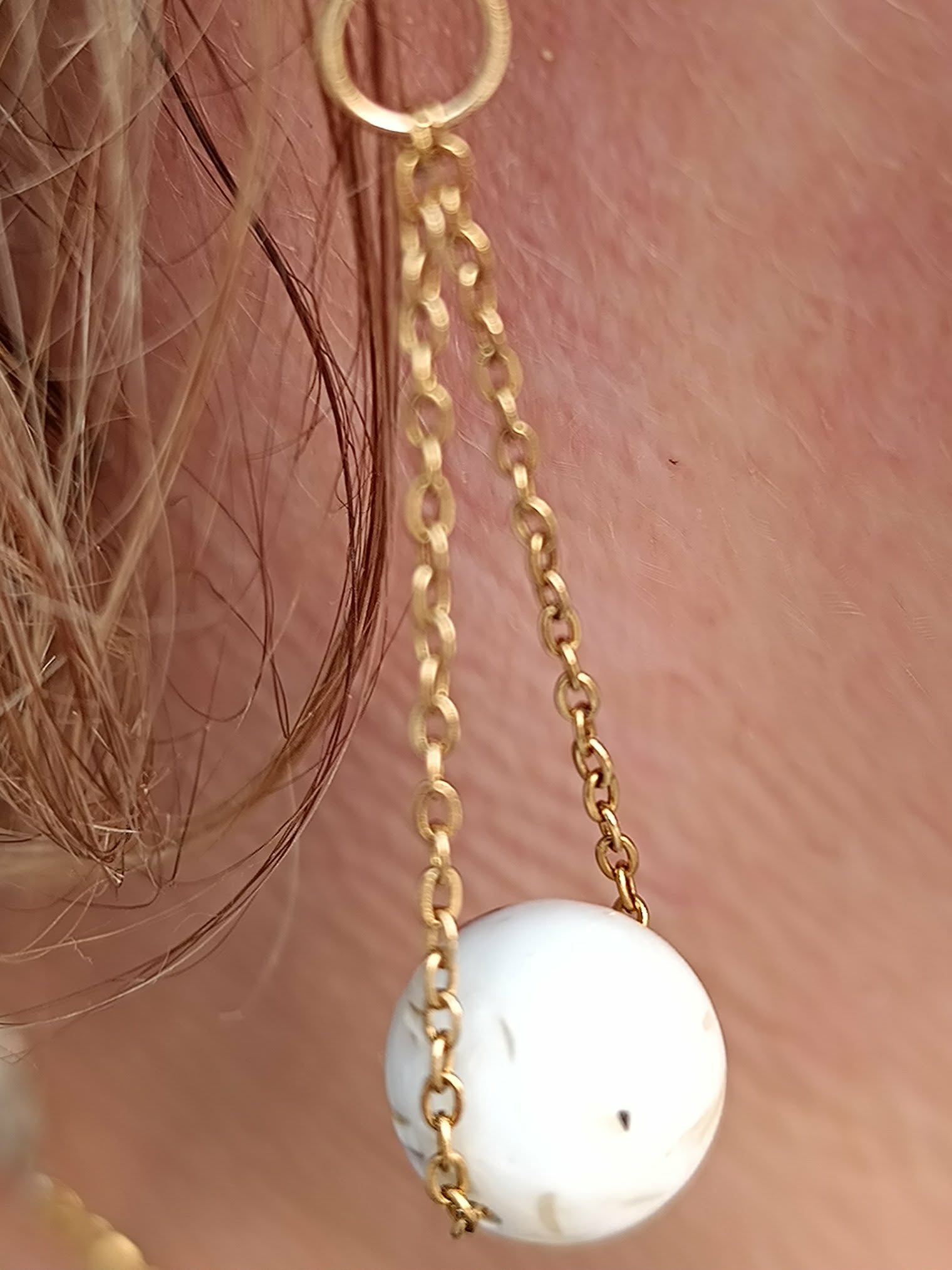 Boucles d'oreilles Perle Blanche Effet Marbre – Tige 6 cm
