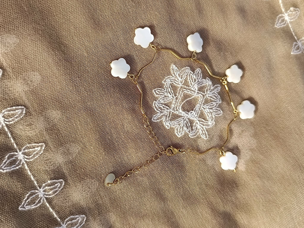 Bracelet avec Breloque Fleur Nacre Doré – 17 cm + 6 cm de chaînette d'extension