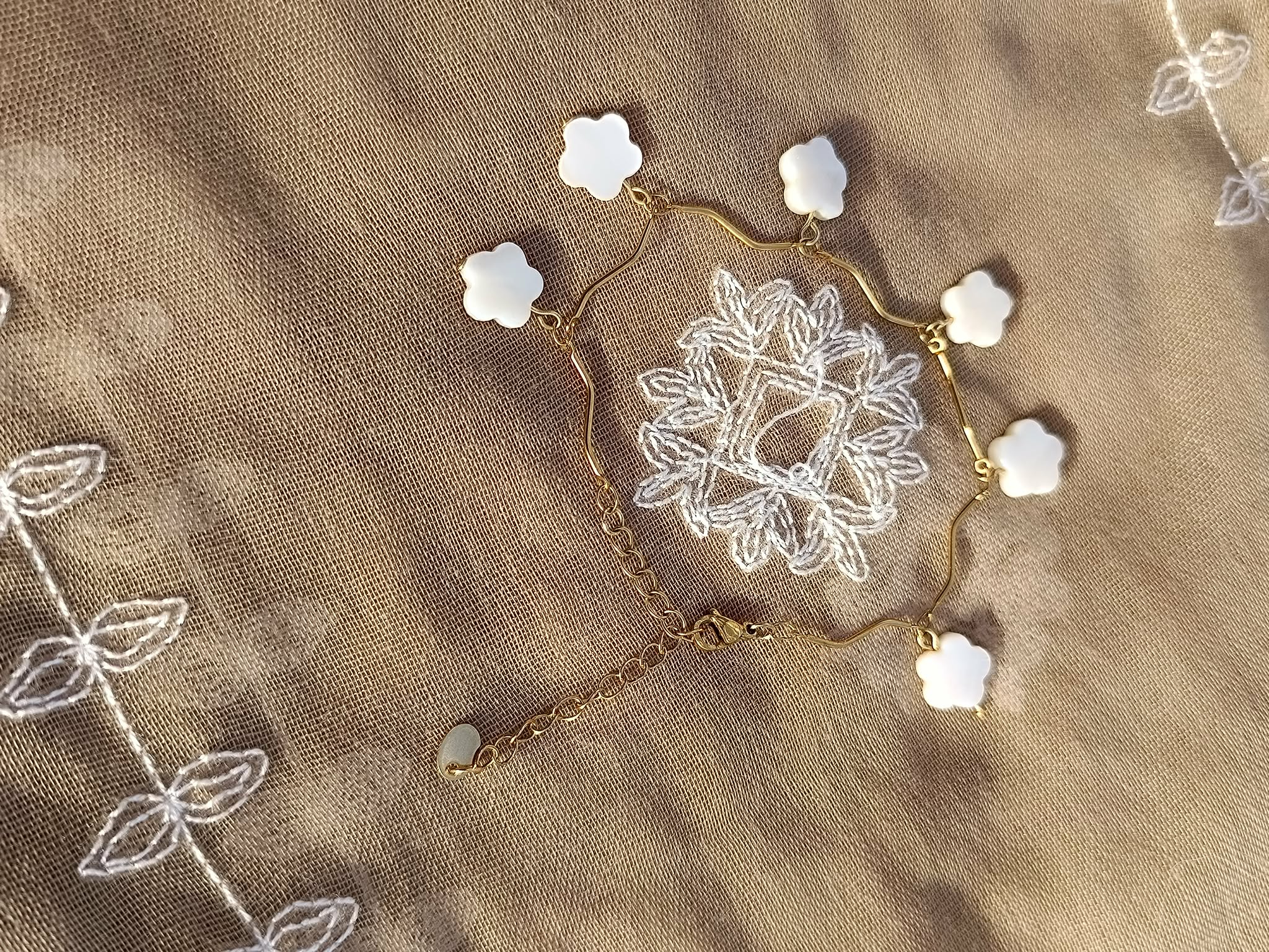 Bracelet avec Breloque Fleur Nacre Doré – 17 cm + 6 cm de chaînette d'extension