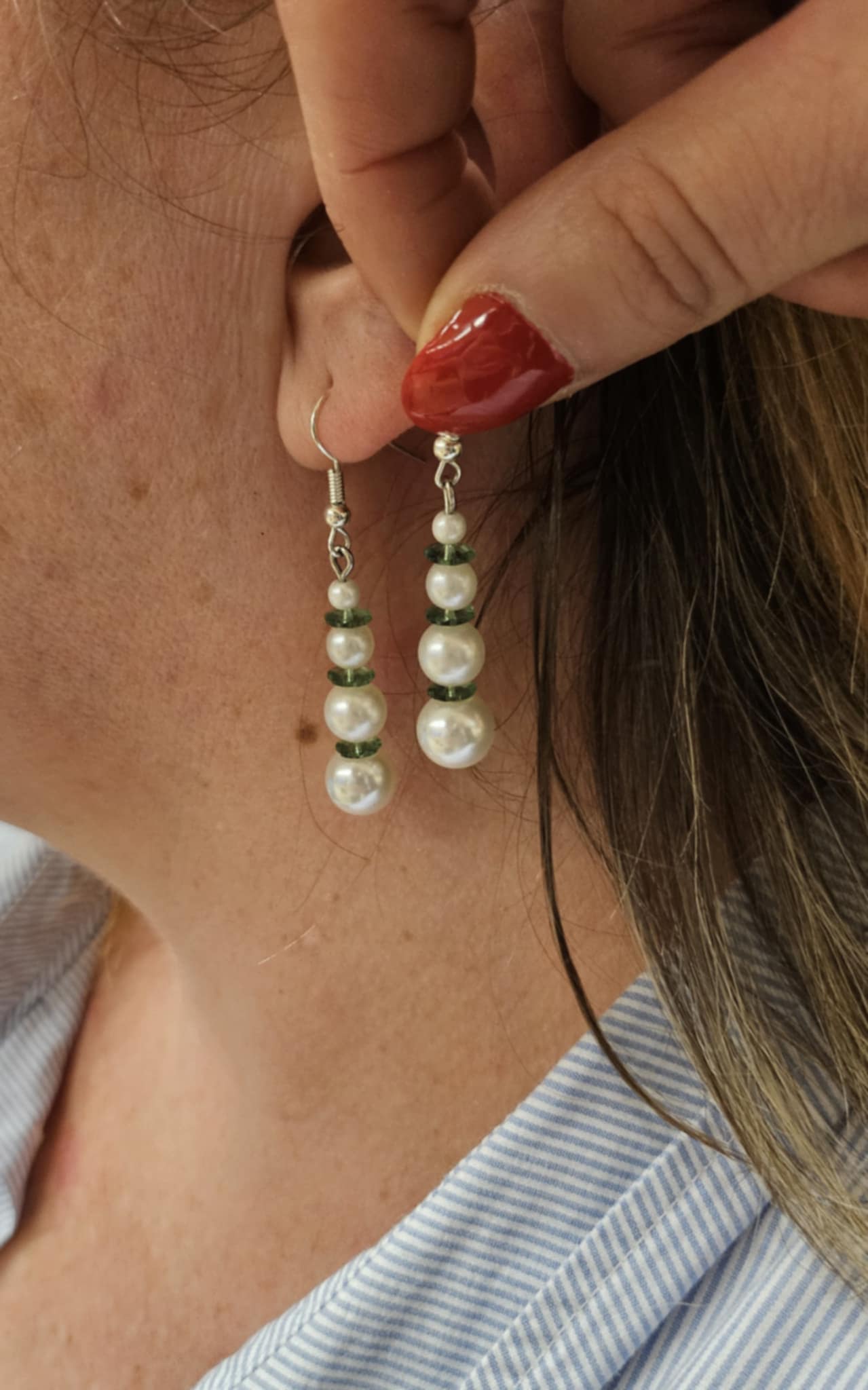 Boucles d'oreilles perles blanches et fleur verte - Pièce unique