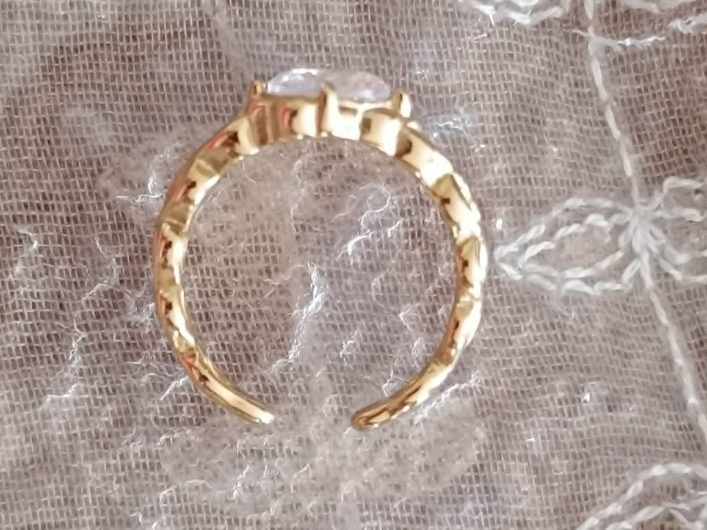 Bague Dorée Effet Tressé avec Cabochon en Verre – Réglable
