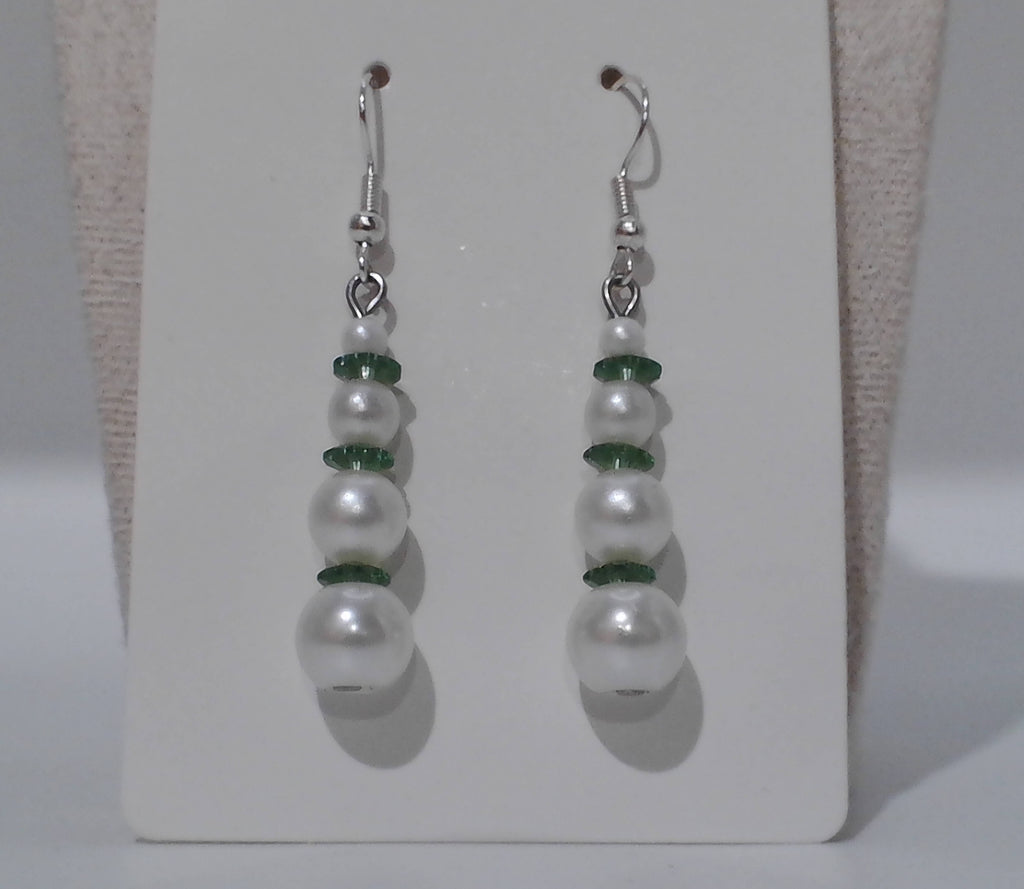 Boucles d'oreilles perles blanches et fleur verte - Pièce unique