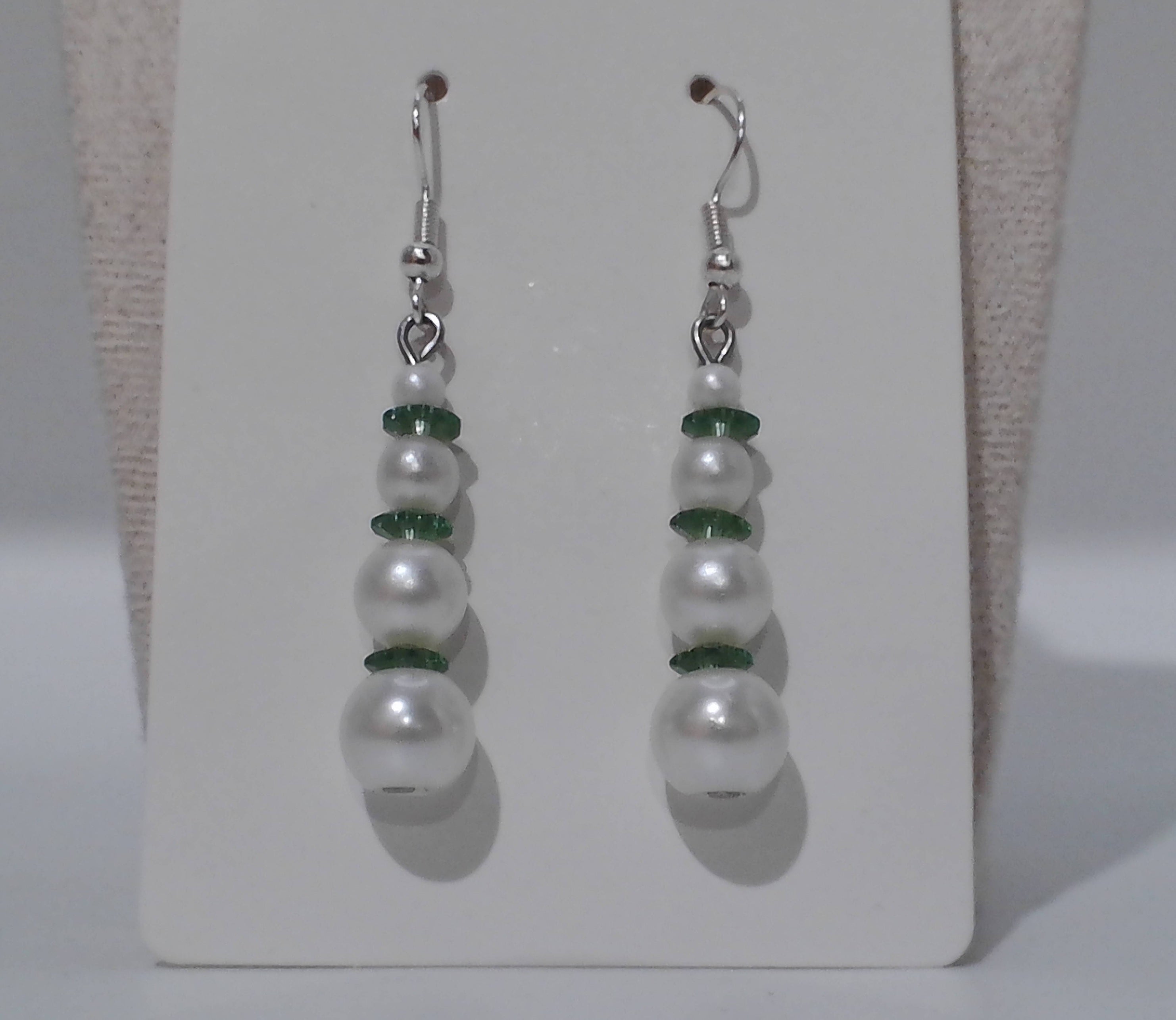 Boucles d'oreilles perles blanches et fleur verte - Pièce unique