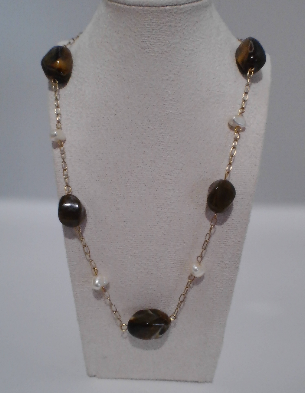 Collier pierres polies et perles nacrées doré - Pièce unique