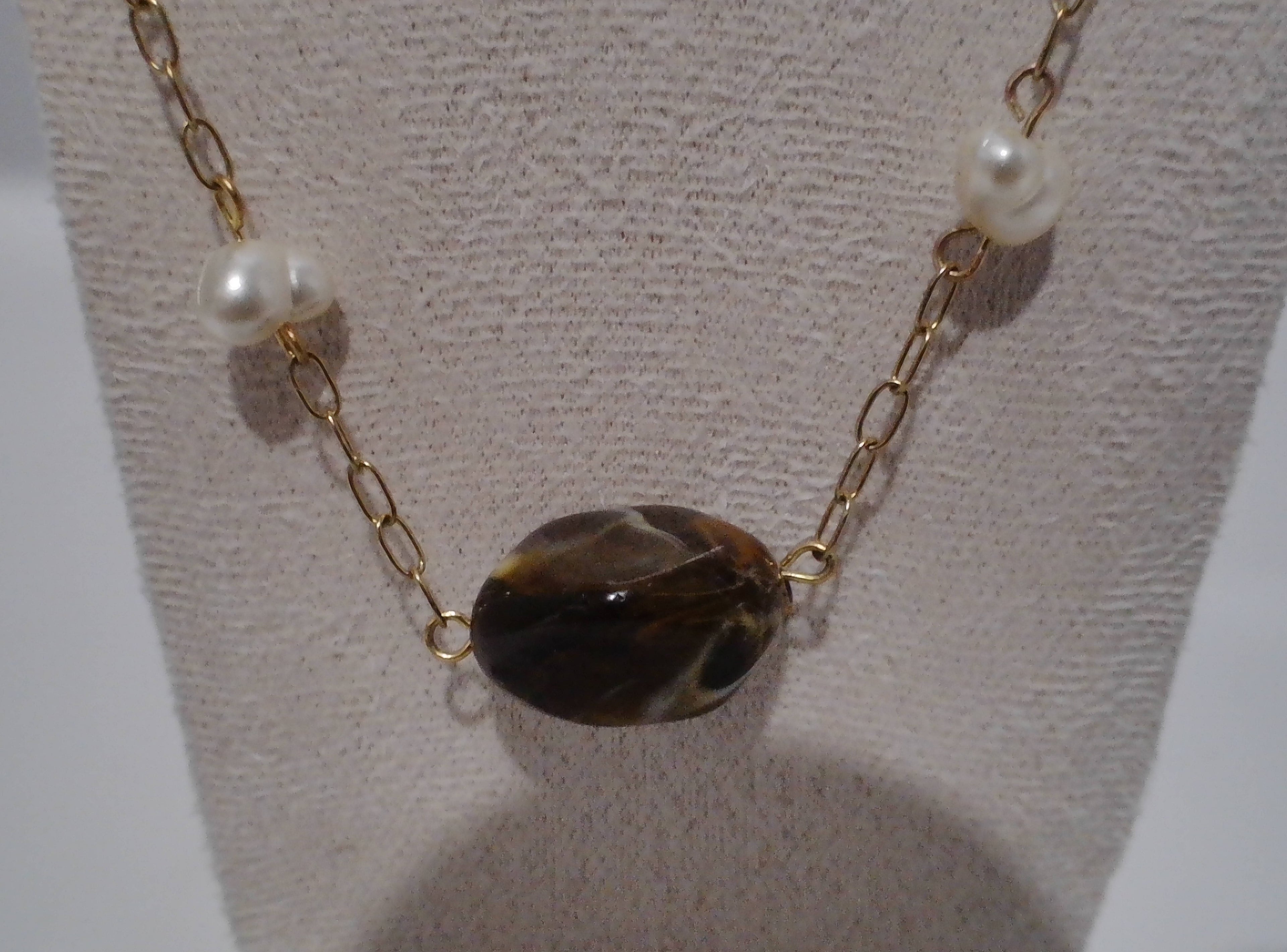Collier pierres polies et perles nacrées doré - Pièce unique