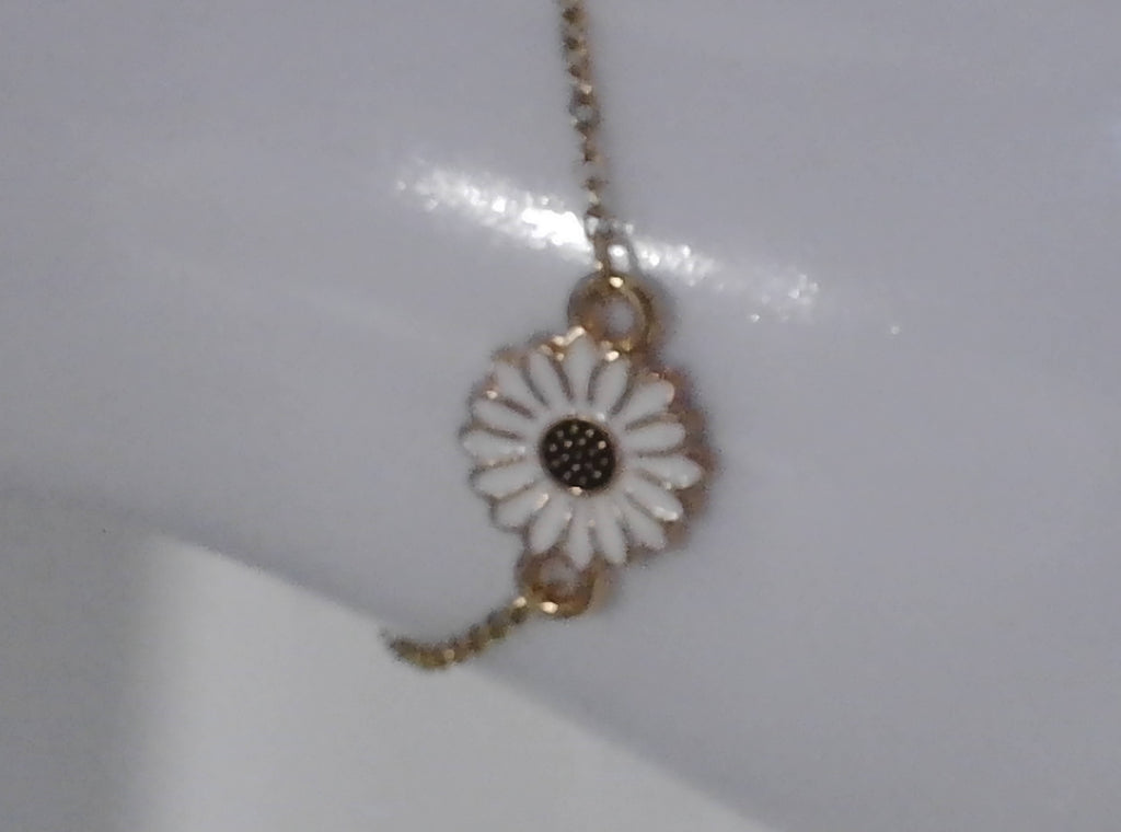 Bracelet marguerite doré délicat - Pièce unique intemporelle
