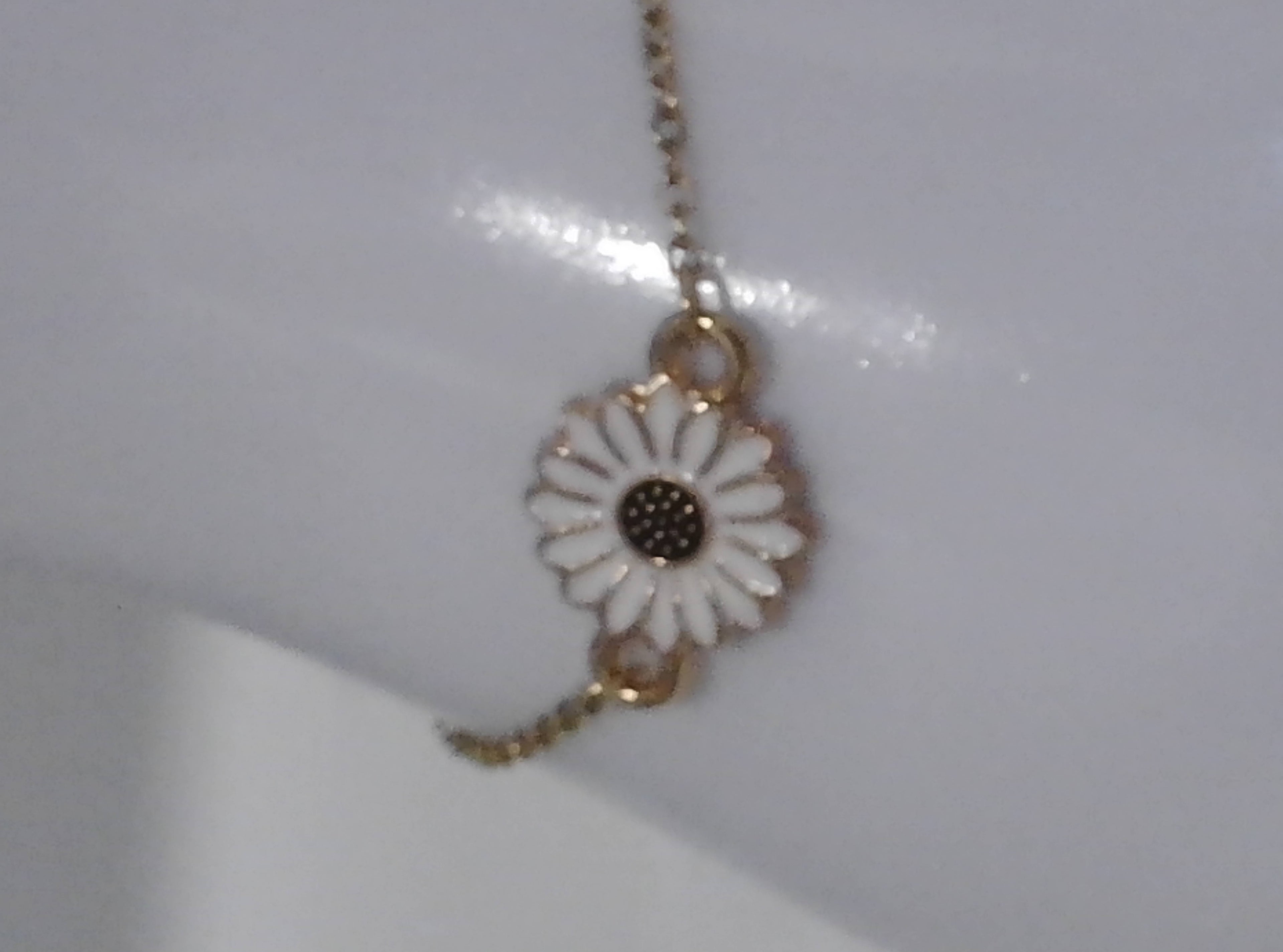 Bracelet marguerite doré délicat - Pièce unique intemporelle
