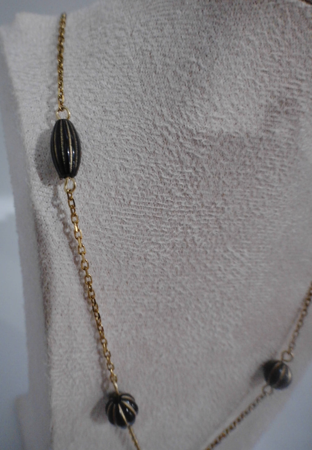 Collier long perles noires dorées - Pièce unique élégante