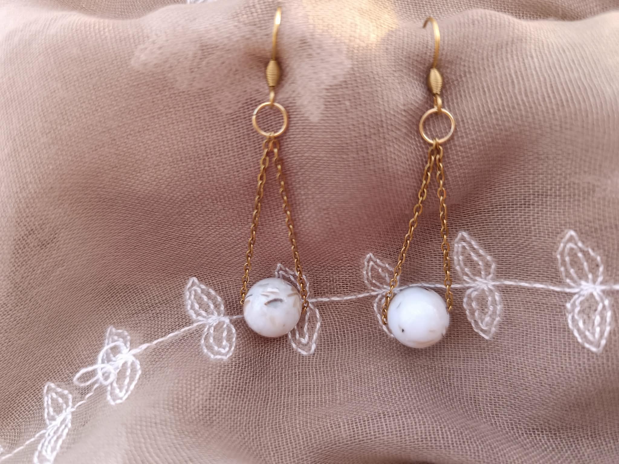Boucles d'oreilles Perle Blanche Effet Marbre – Tige 6 cm