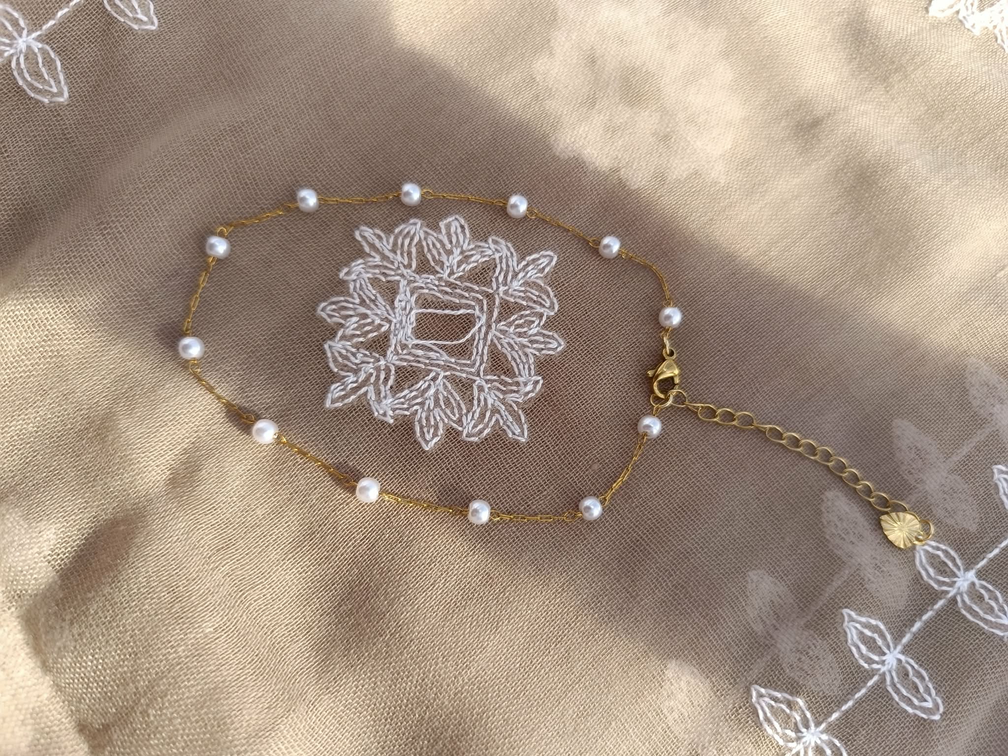 Bracelet de Cheville Perles Blanches – Les Bijoux de Liliya