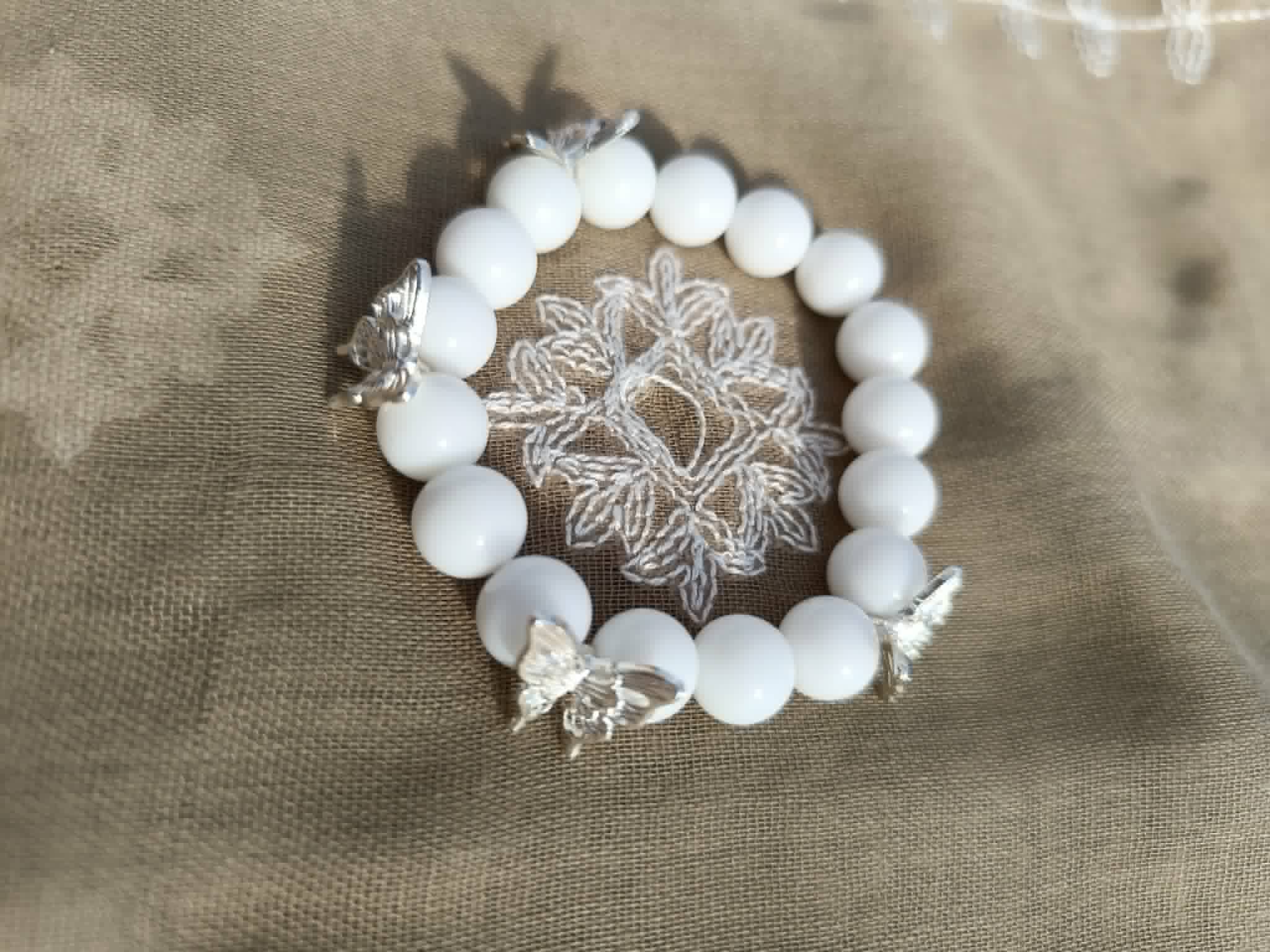 Bracelet Grosse Perle Blanche – Motif Étoile ou Papillon