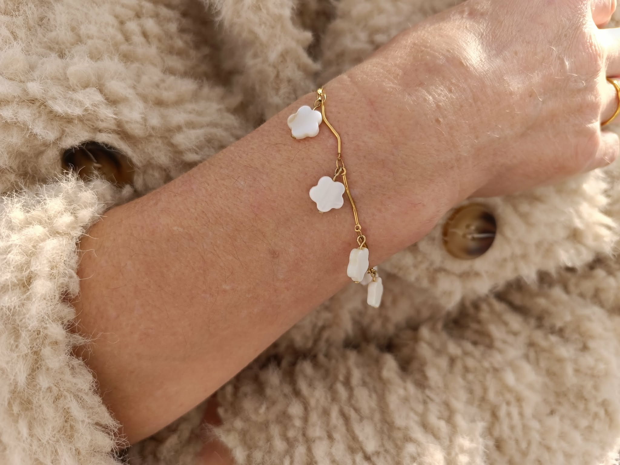 Bracelet avec Breloque Fleur Nacre Doré – 17 cm + 6 cm de chaînette d'extension