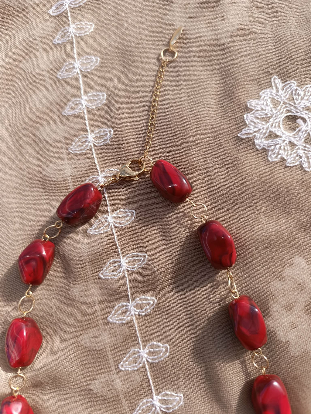 Collier Pierre Rouge Lisse - Bijou artisanal élégant