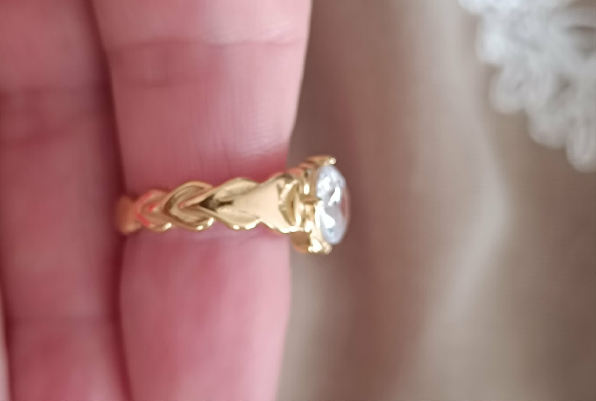 Bague Dorée Effet Tressé avec Cabochon en Verre – Réglable