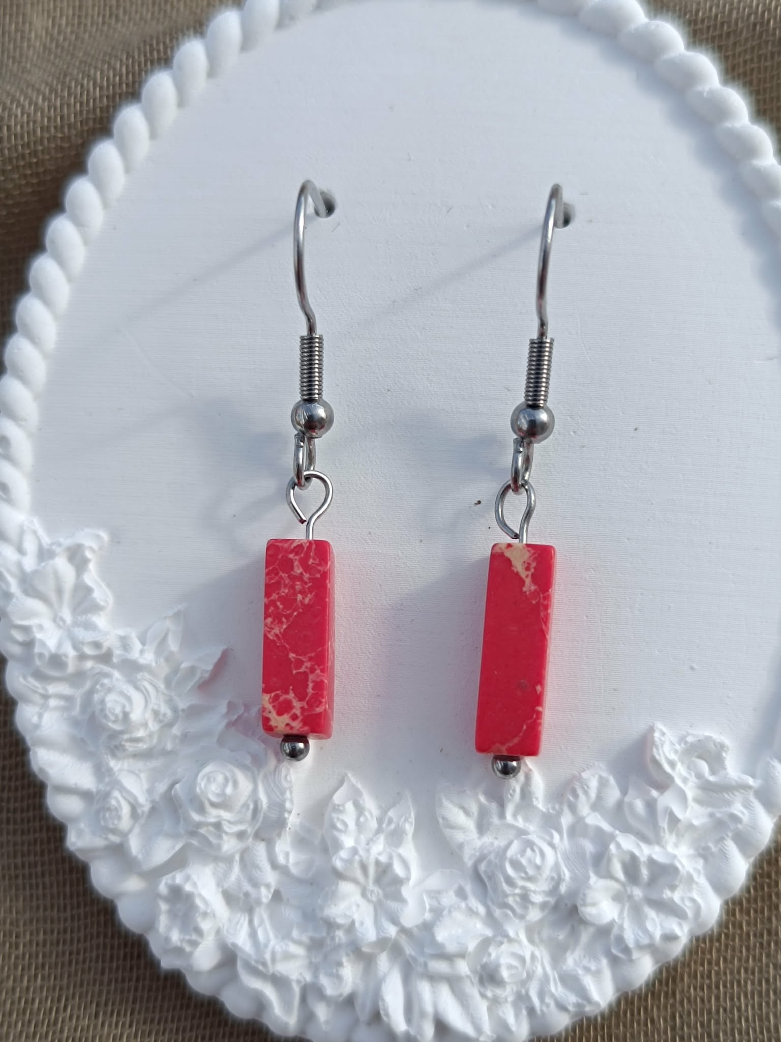 Boucles d'oreilles Rectangulaires – 2 Couleurs au Choix (Rouge ou Vert) – 3,5 cm