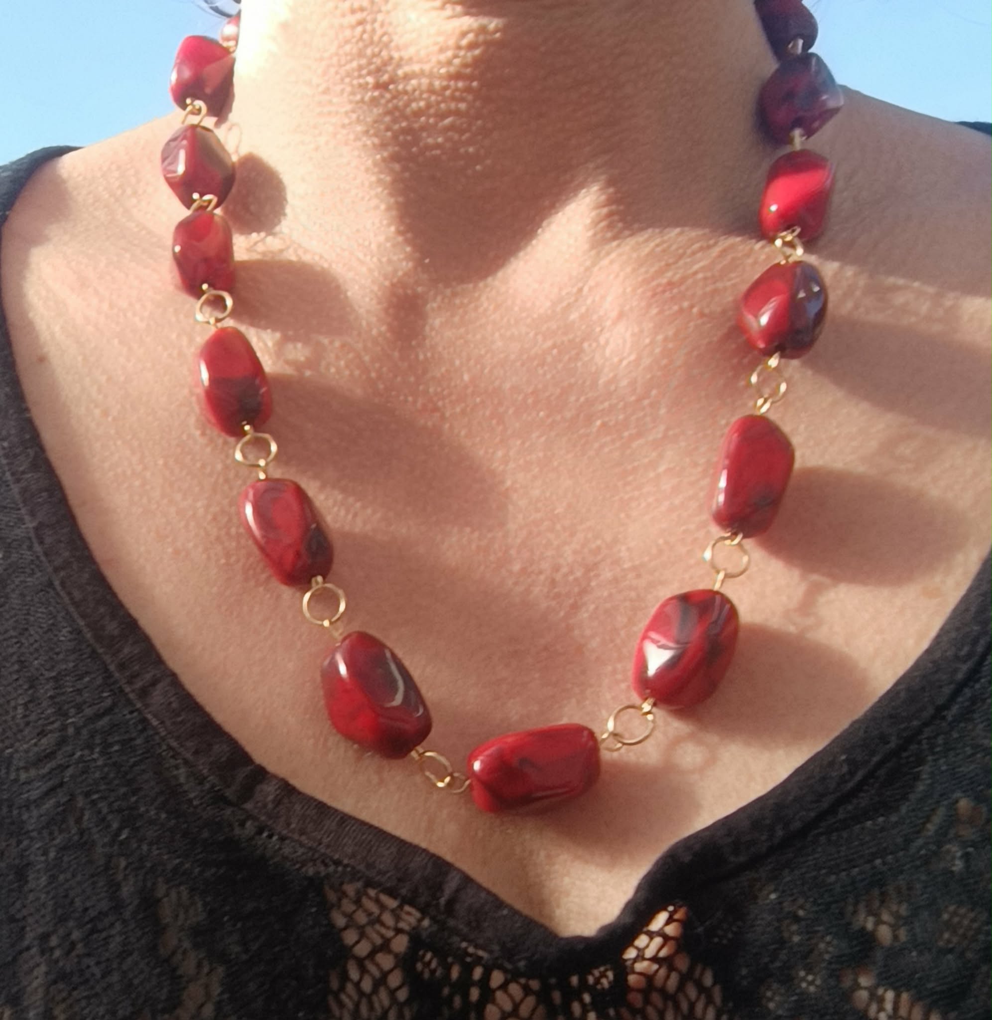 Collier Pierre Rouge Lisse - Bijou artisanal élégant