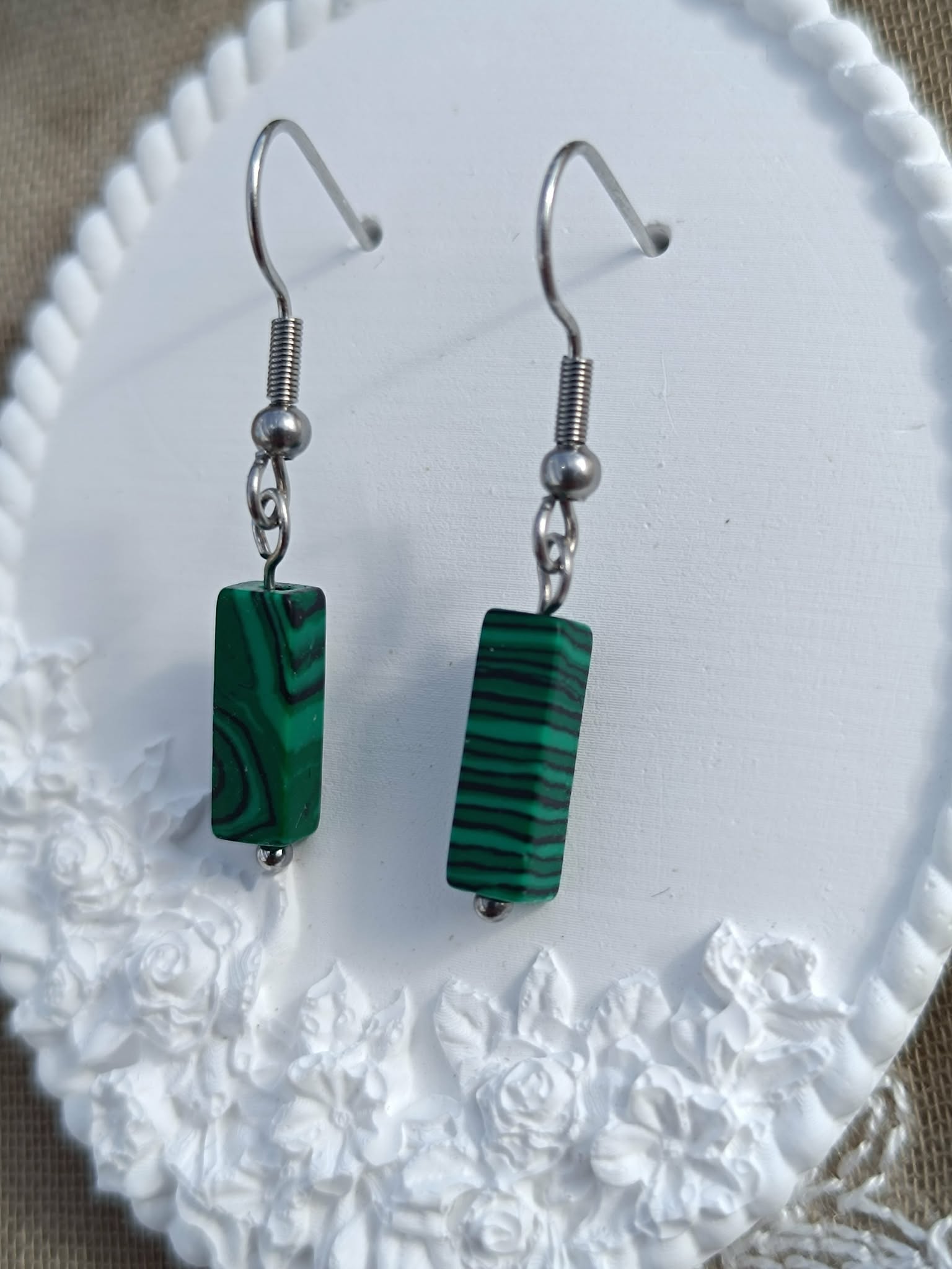 Boucles d'oreilles Rectangulaires – 2 Couleurs au Choix (Rouge ou Vert) – 3,5 cm